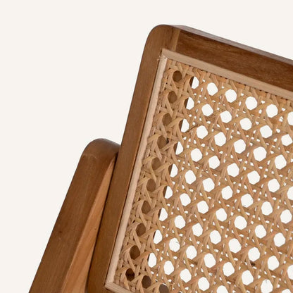 Silla color natural y beige, fabricada en madera de teca y ratán