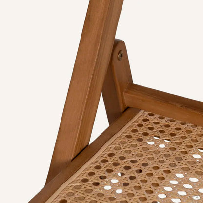 Silla color natural y beige, fabricada en madera de teca y ratán