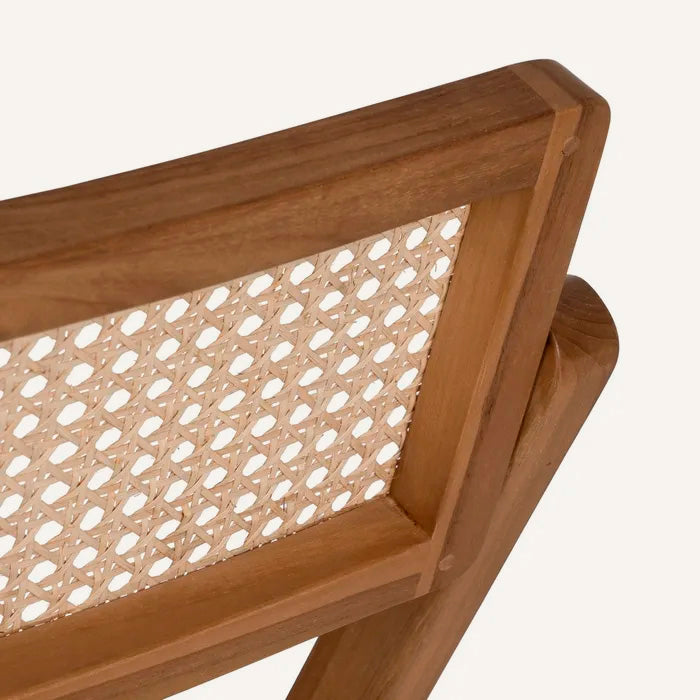 Silla color natural y beige, fabricada en madera de teca y ratán