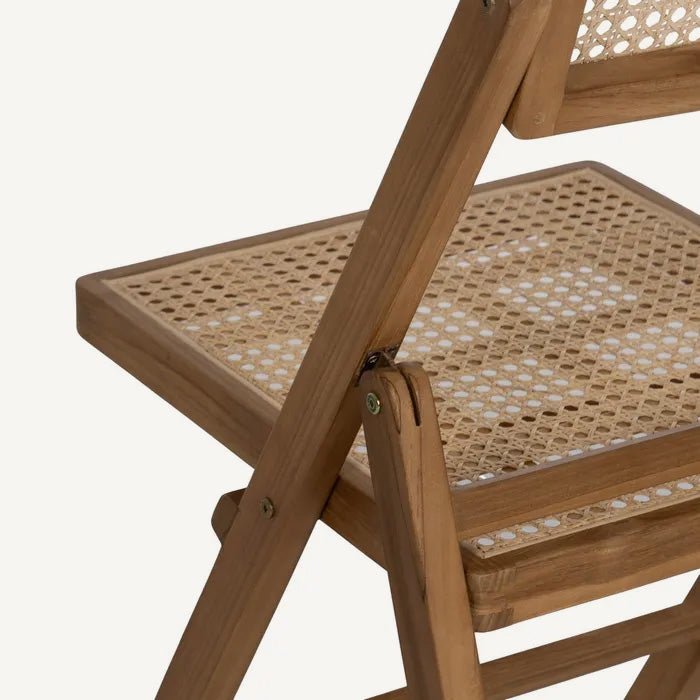 Silla color natural y beige en madera de teca y ratán