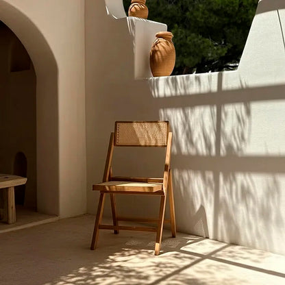 Silla color natural y beige, fabricada en madera de teca y ratán