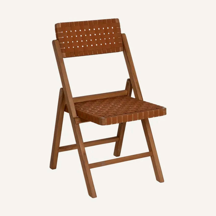 Silla plegable color marrón, fabricada de madera de teca y ratán