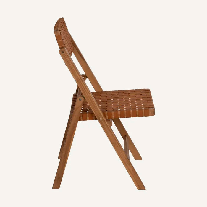 Silla plegable color marrón, fabricada de madera de teca y ratán