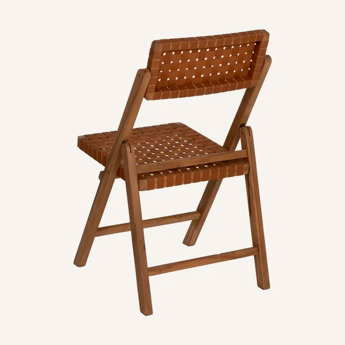 Silla plegable color marrón, fabricada de madera de teca y ratán