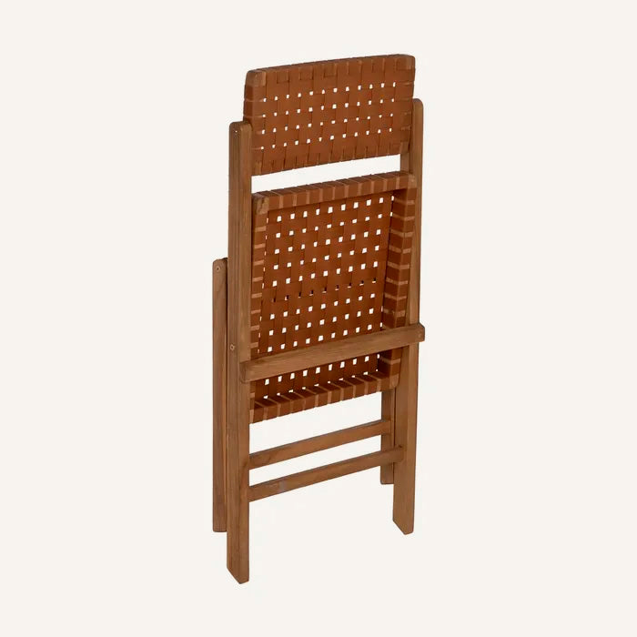 Silla plegable color marrón, fabricada de madera de teca y ratán