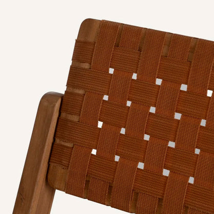 Silla plegable color marrón, fabricada de madera de teca y ratán