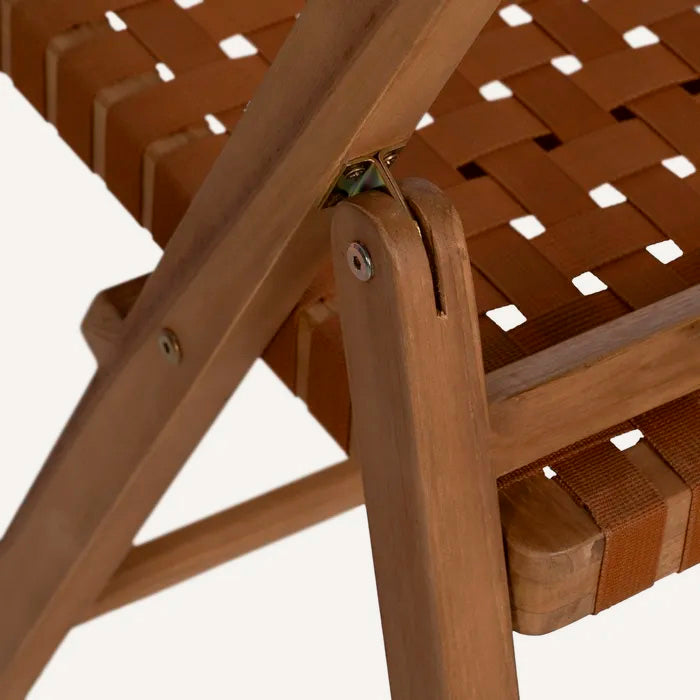Silla plegable color marrón, fabricada de madera de teca y ratán