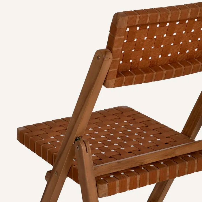 Silla plegable color marrón, fabricada de madera de teca y ratán