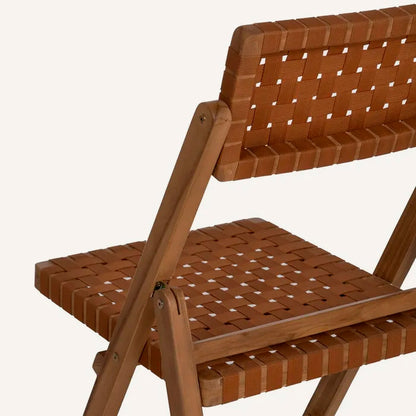 Silla plegable color marrón, fabricada de madera de teca y ratán
