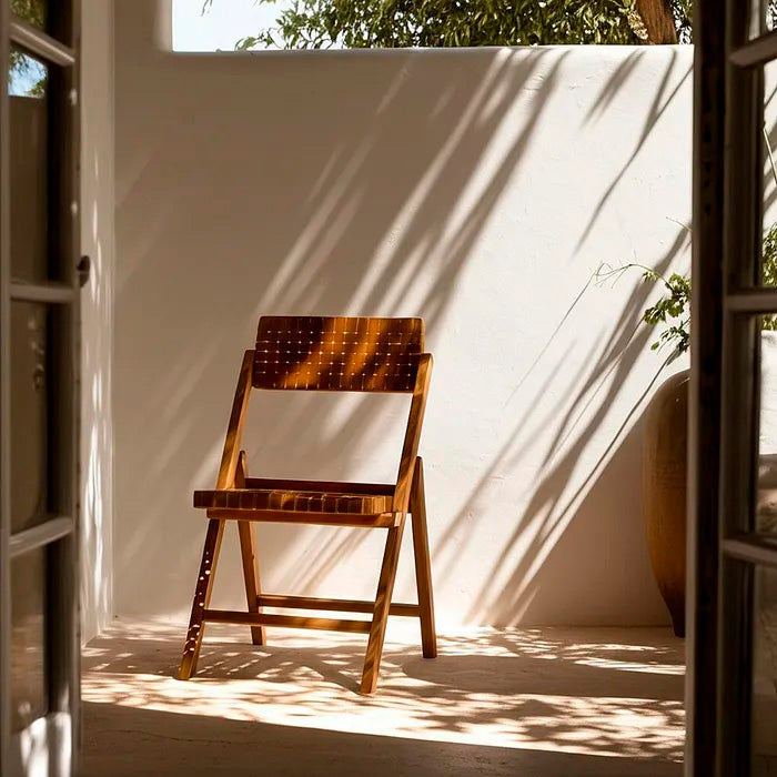 Silla plegable color marrón, fabricada de madera de teca y ratán