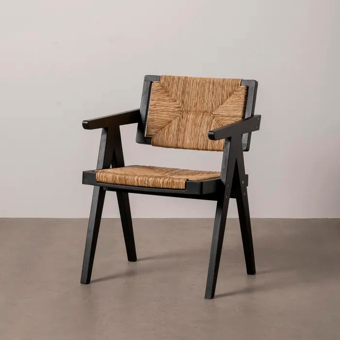 Silla en color negro y natural, fabricada en madera de teca con asiento de pandano.