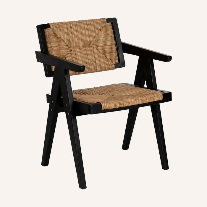 Silla en color negro y natural, fabricada en madera de teca con asiento de pandano.