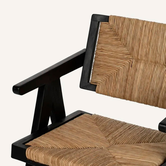 Silla en color negro y natural, fabricada en madera de teca con asiento de pandano.