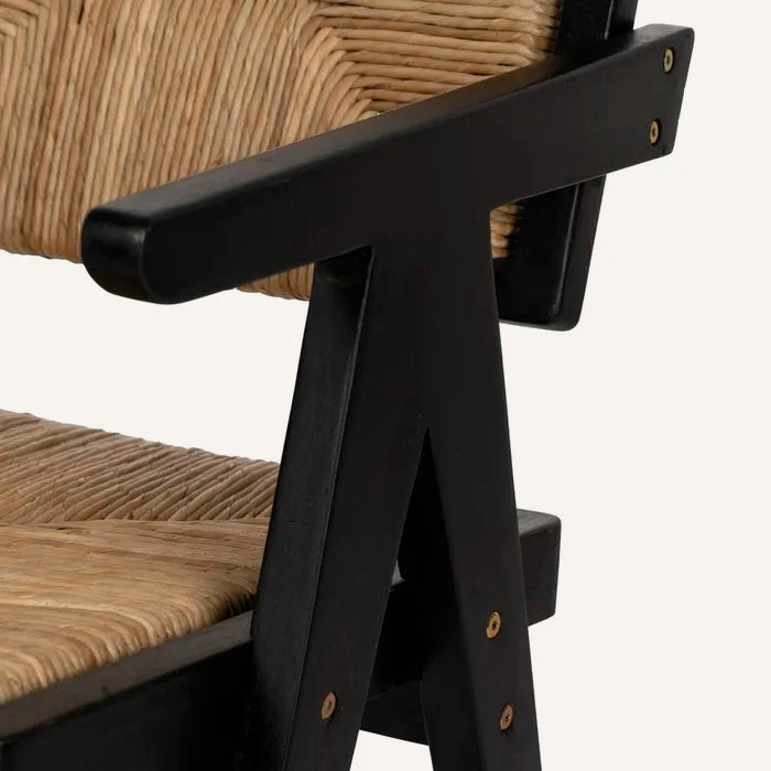 Silla en color negro y natural, fabricada en madera de teca con asiento de pandano.