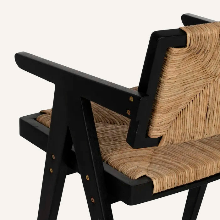 Silla en color negro y natural, fabricada en madera de teca con asiento de pandano.