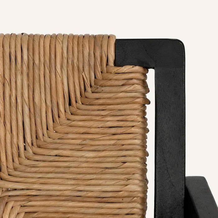 Silla en color negro y natural, fabricada en madera de teca con asiento de pandano.