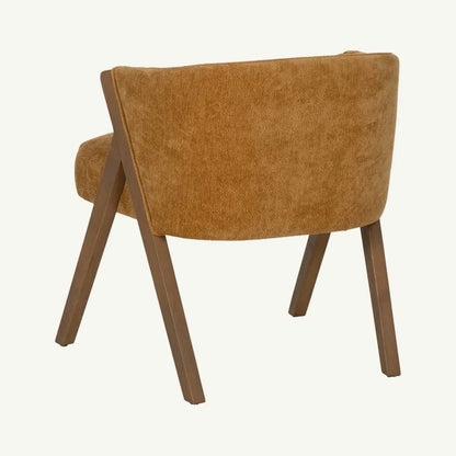 Silla de comedor Mauri en tono mostaza cálido con estructura de madera natural