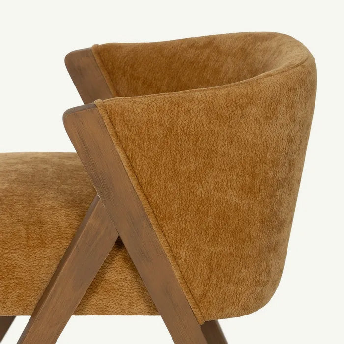 Silla de comedor Mauri en tono mostaza cálido con estructura de madera natural