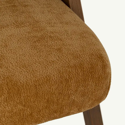 Silla contemporánea mostaza cálido tapizada en tejido para interior del hogar