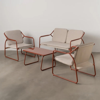 Conjunto de exterior, compuesto de un sofá de 2 plazas, dos sillones y una mesa de centro, en color burdeos. Fabricado de acero y algodón.