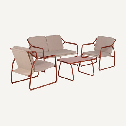 Conjunto de exterior, compuesto de un sofá de 2 plazas, dos sillones y una mesa de centro, en color burdeos. Fabricado de acero y algodón.