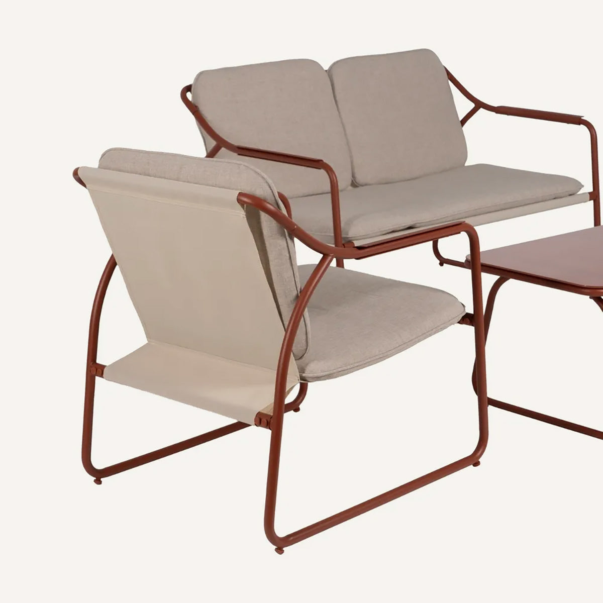 Conjunto de exterior, compuesto de un sofá de 2 plazas, dos sillones y una mesa de centro, en color burdeos. Fabricado de acero y algodón.