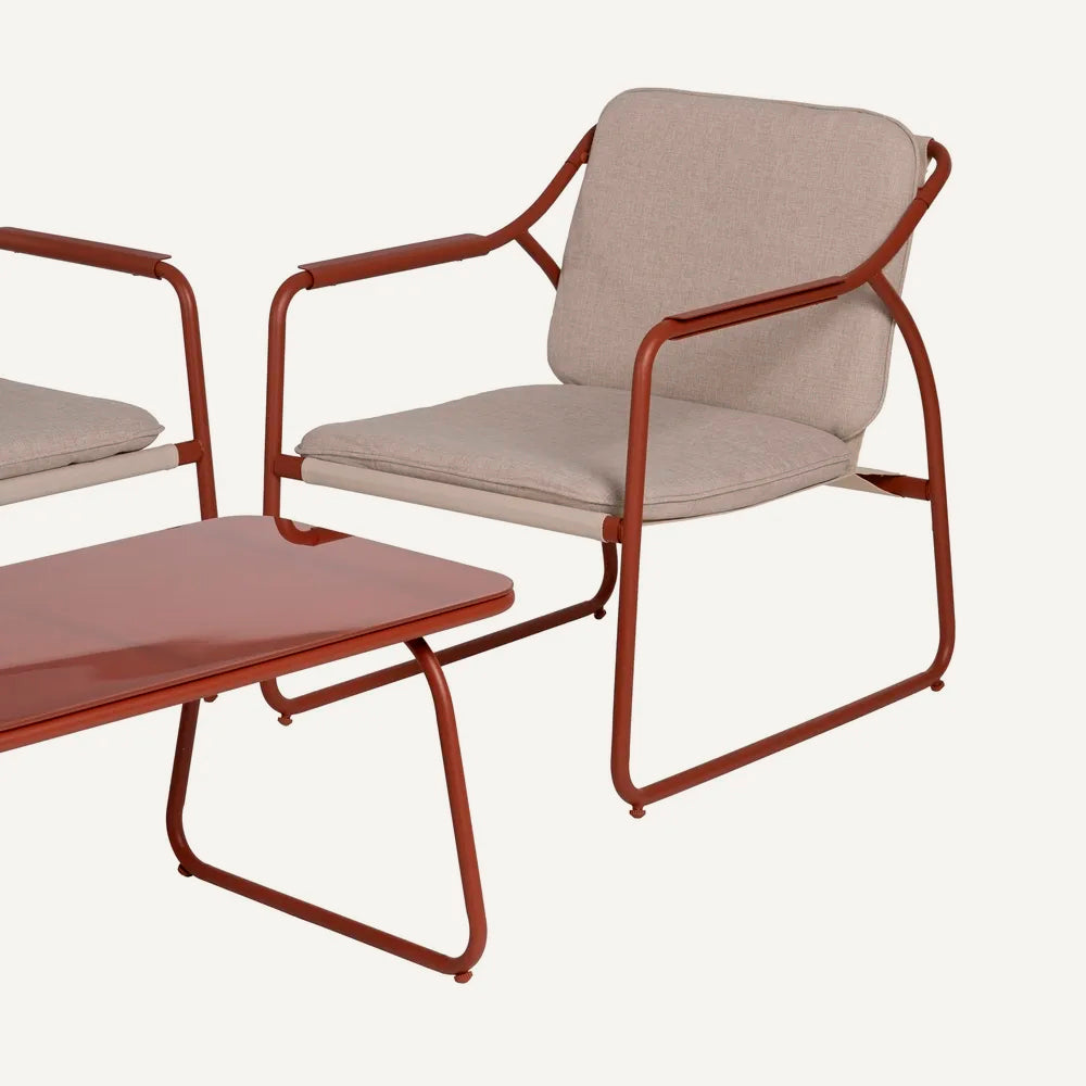 Conjunto de exterior, compuesto de un sofá de 2 plazas, dos sillones y una mesa de centro, en color burdeos. Fabricado de acero y algodón.