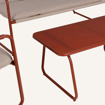 Conjunto de exterior, compuesto de un sofá de 2 plazas, dos sillones y una mesa de centro, en color burdeos. Fabricado de acero y algodón.