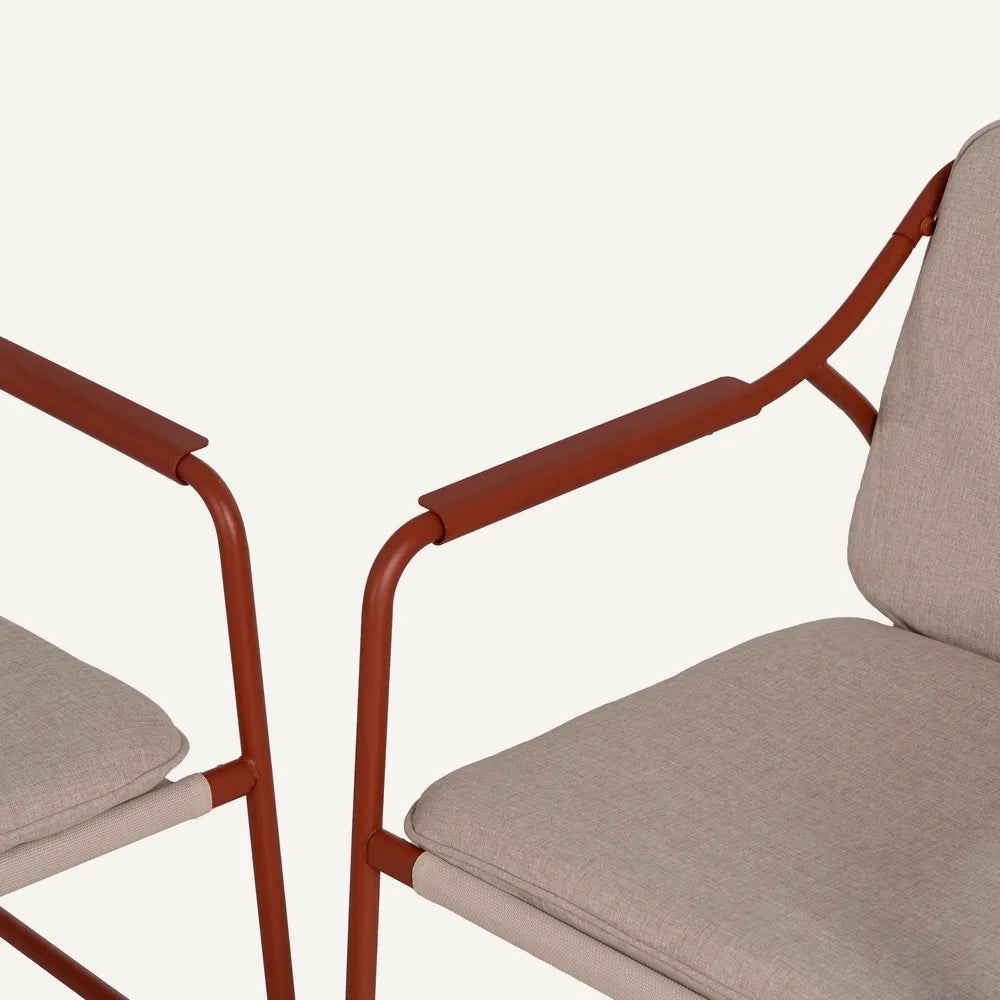Conjunto de exterior, compuesto de un sofá de 2 plazas, dos sillones y una mesa de centro, en color burdeos. Fabricado de acero y algodón.