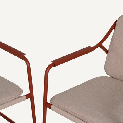 Conjunto de exterior, compuesto de un sofá de 2 plazas, dos sillones y una mesa de centro, en color burdeos. Fabricado de acero y algodón.