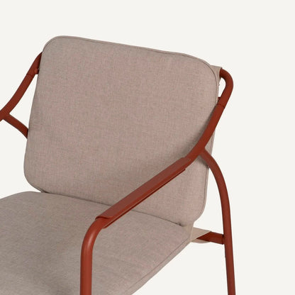 Conjunto de exterior, compuesto de un sofá de 2 plazas, dos sillones y una mesa de centro, en color burdeos. Fabricado de acero y algodón.