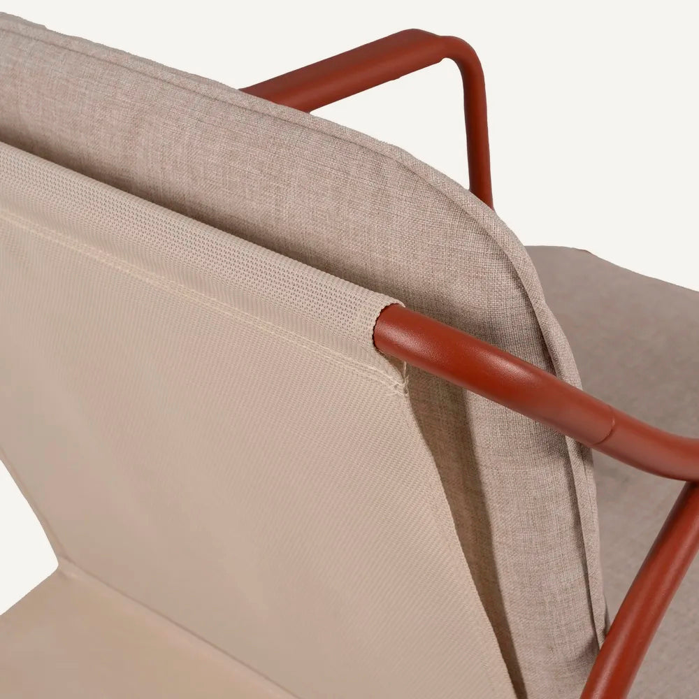 Conjunto de exterior, compuesto de un sofá de 2 plazas, dos sillones y una mesa de centro, en color burdeos. Fabricado de acero y algodón.