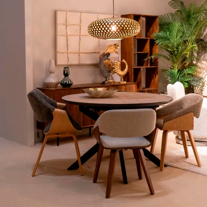 Silla color beige, fabricada en madera de haya y tejido