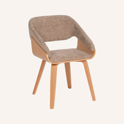 Silla color beige, fabricada en madera de haya y tejido