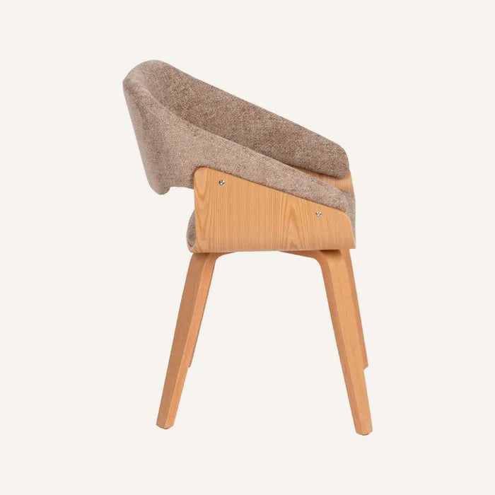 Silla color beige, fabricada en madera de haya y tejido