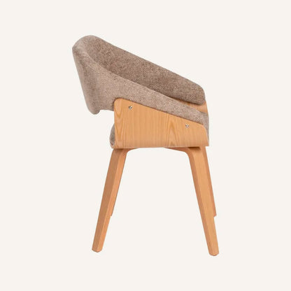 Silla color beige, fabricada en madera de haya y tejido
