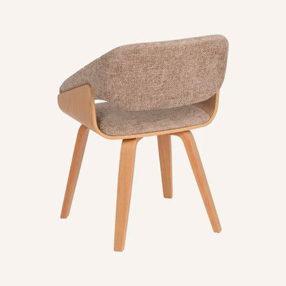 Silla color beige, fabricada en madera de haya y tejido