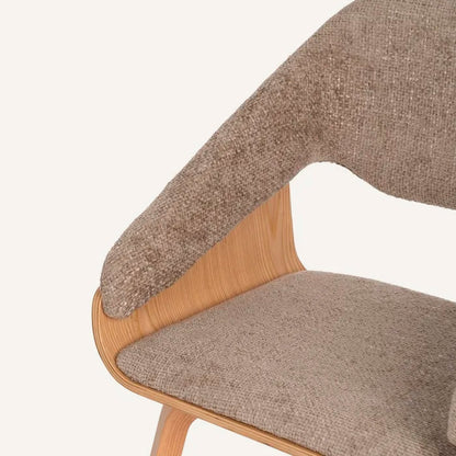 Silla color beige, fabricada en madera de haya y tejido