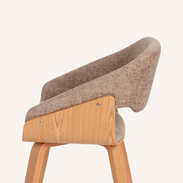 Silla color beige, fabricada en madera de haya y tejido