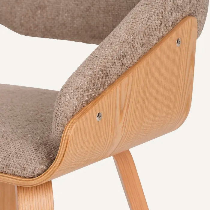 Silla color beige, fabricada en madera de haya y tejido