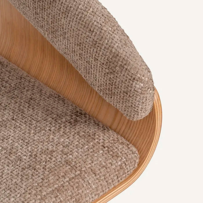 Silla color beige, fabricada en madera de haya y tejido