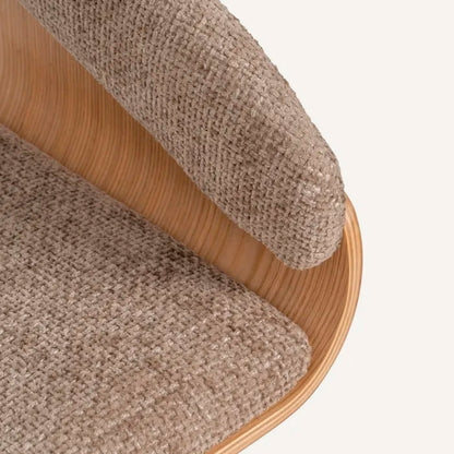 Silla color beige, fabricada en madera de haya y tejido