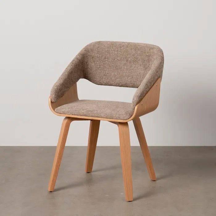 Silla color beige, fabricada en madera de haya y tejido