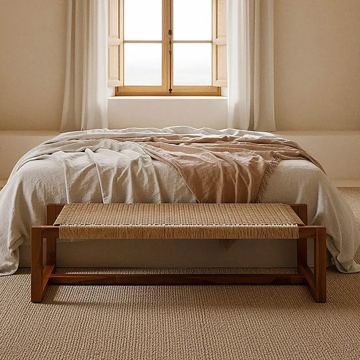 Banqueta de madera y ratán para dormitorio