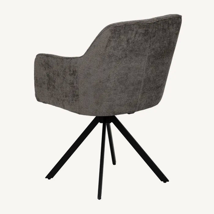 Silla tapizada en tejido gris con reposabrazos y estilo moderno