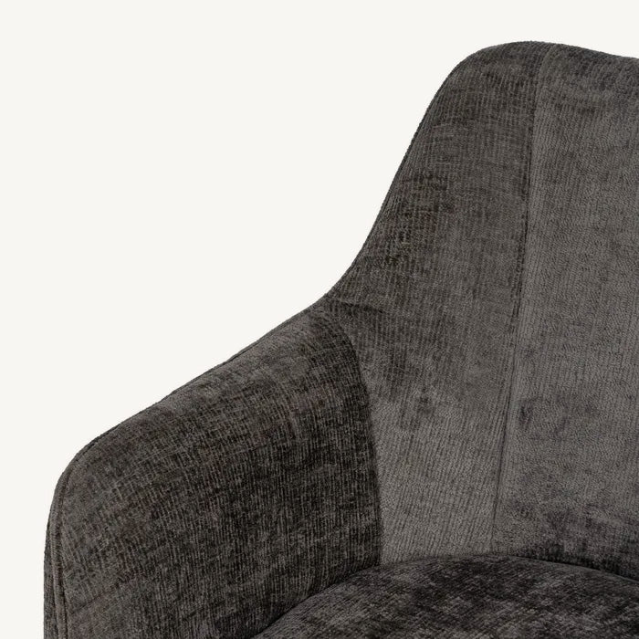 Silla tapizada en tejido gris con reposabrazos y estilo moderno