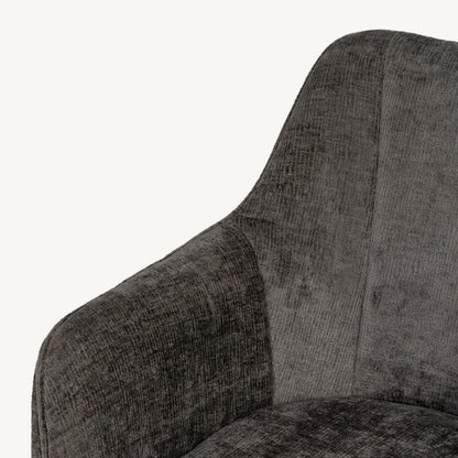 Silla tapizada en tejido gris con reposabrazos y estilo moderno