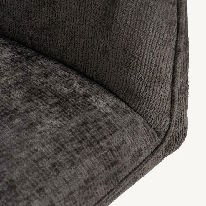 Silla tapizada en tejido gris con reposabrazos y estilo moderno