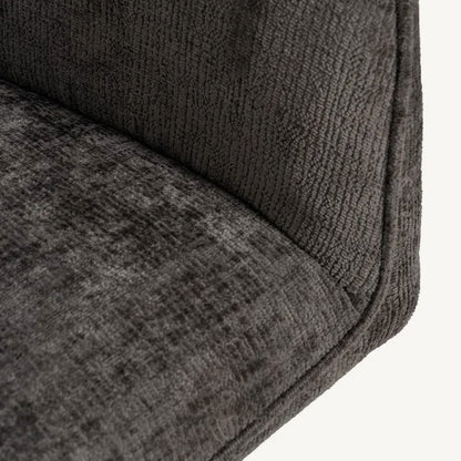 Silla tapizada en tejido gris con reposabrazos y estilo moderno