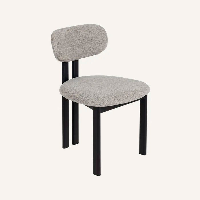 Silla gris jaspeado y metal negro con tejido repelente al agua.